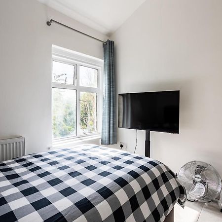 4 Bedroom House With Garden, Parking & 3 Mins Walking Distance From Train Station London Exterior foto