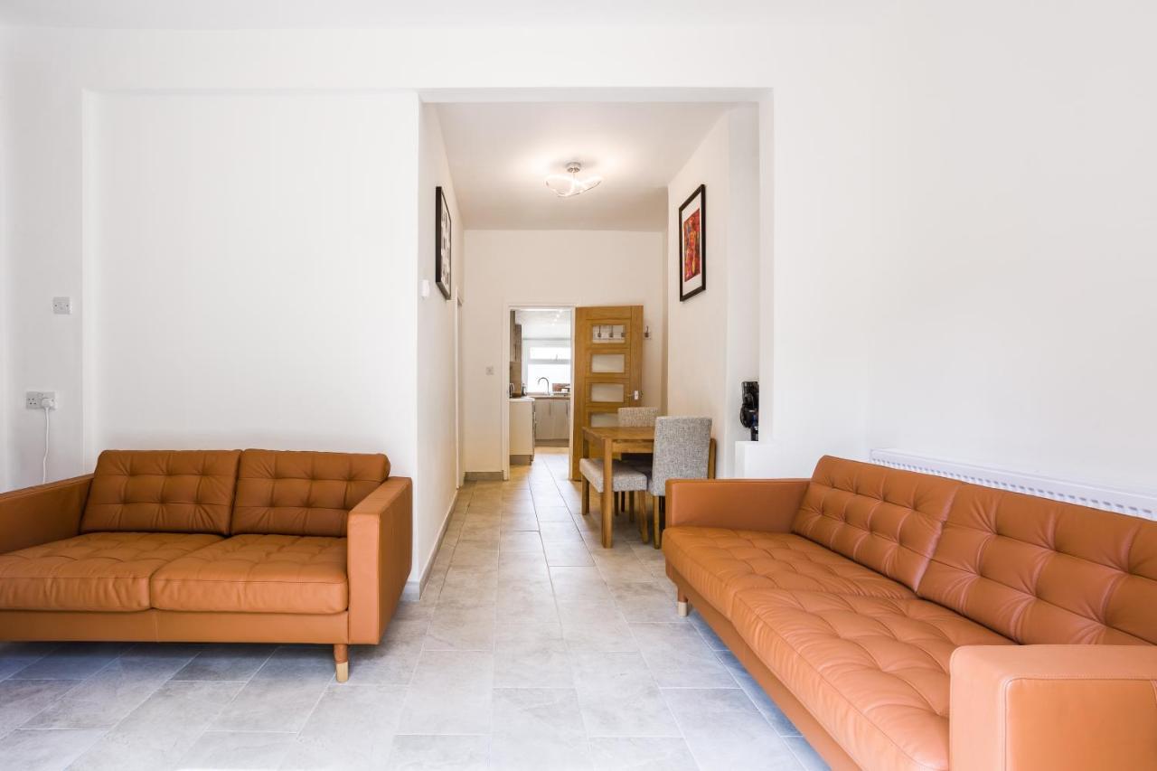4 Bedroom House With Garden, Parking & 3 Mins Walking Distance From Train Station London Exterior foto