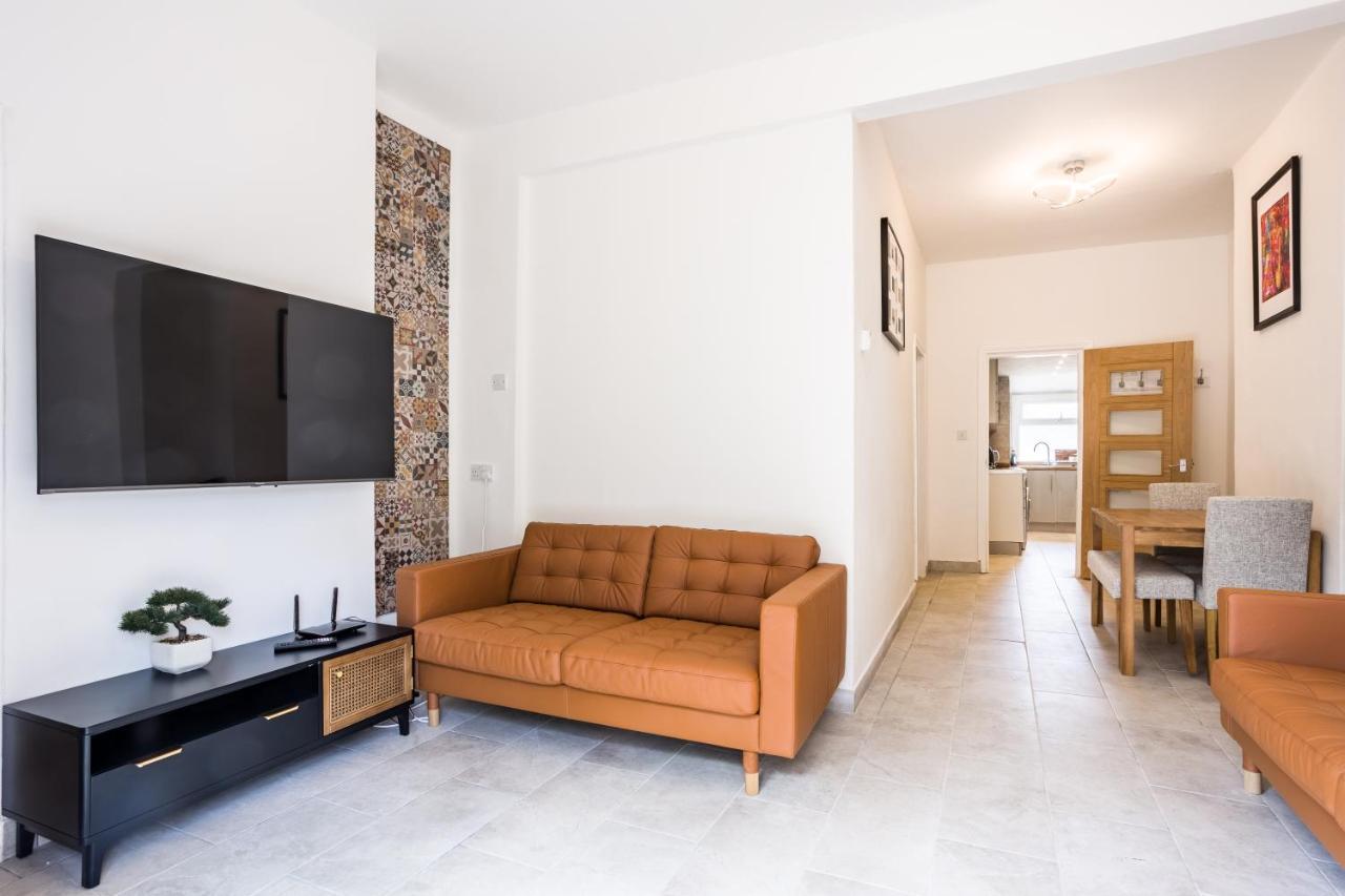 4 Bedroom House With Garden, Parking & 3 Mins Walking Distance From Train Station London Exterior foto