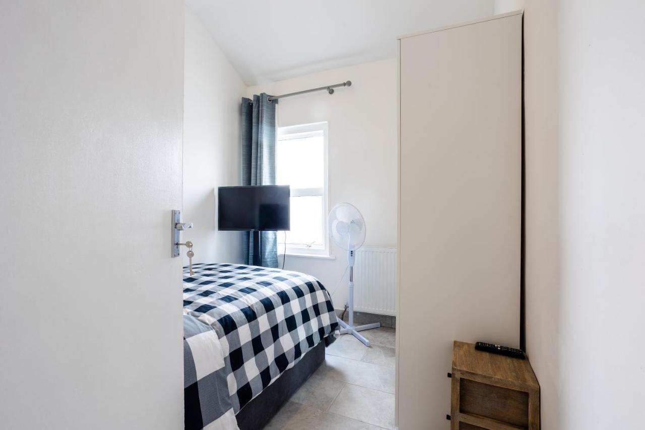 4 Bedroom House With Garden, Parking & 3 Mins Walking Distance From Train Station London Exterior foto
