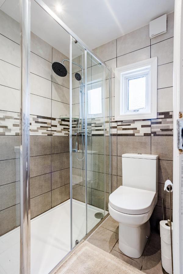 4 Bedroom House With Garden, Parking & 3 Mins Walking Distance From Train Station London Exterior foto