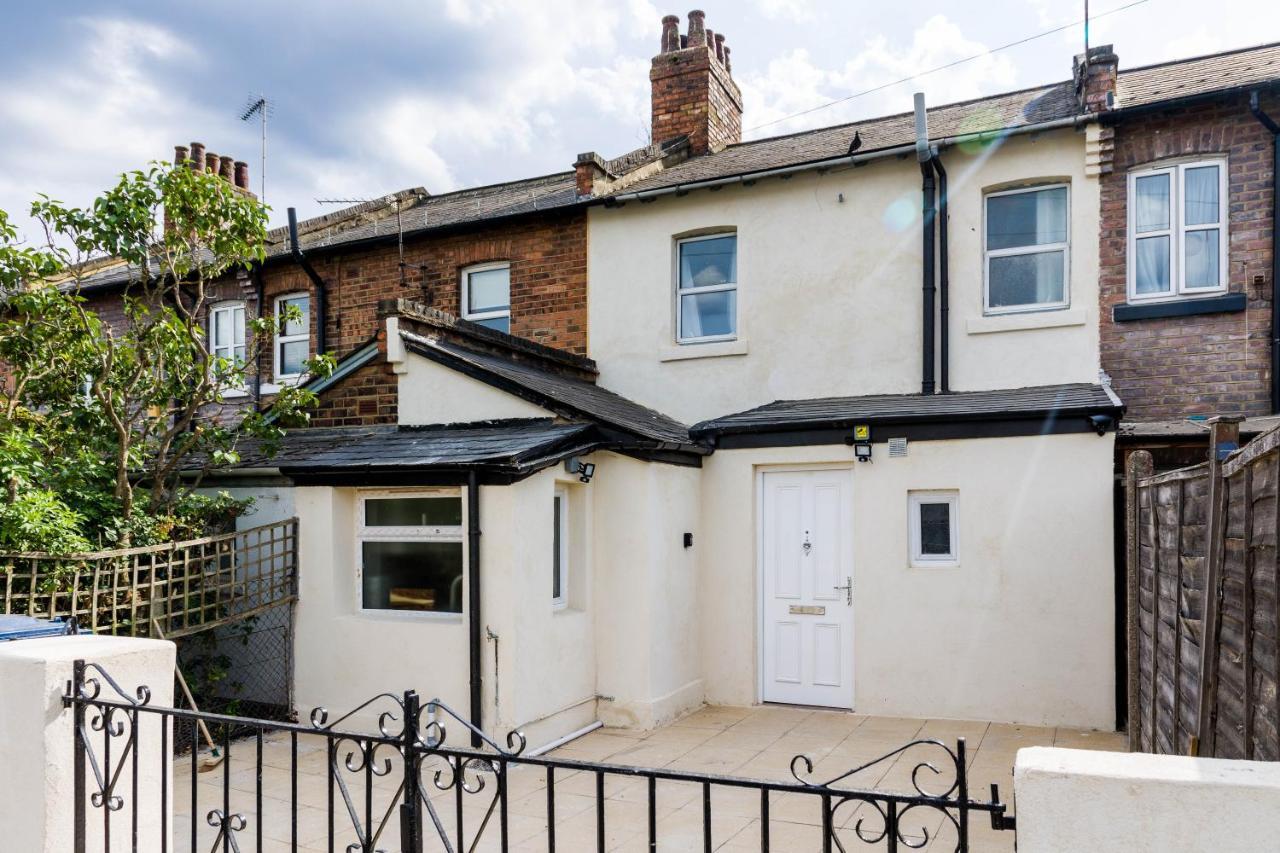 4 Bedroom House With Garden, Parking & 3 Mins Walking Distance From Train Station London Exterior foto