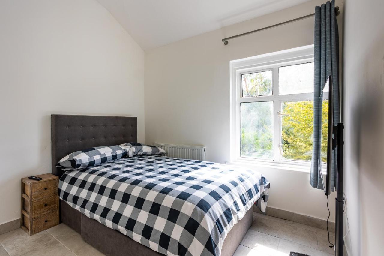 4 Bedroom House With Garden, Parking & 3 Mins Walking Distance From Train Station London Exterior foto