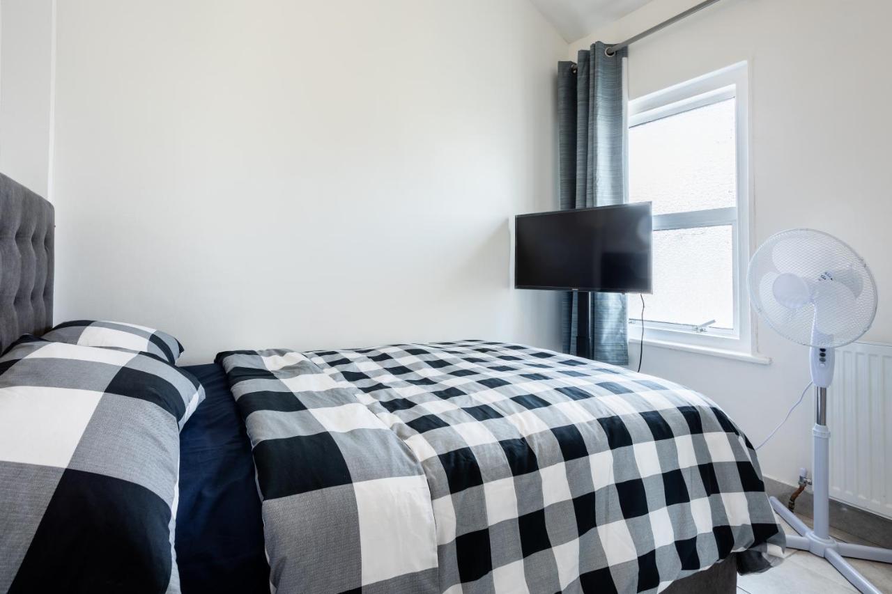 4 Bedroom House With Garden, Parking & 3 Mins Walking Distance From Train Station London Exterior foto