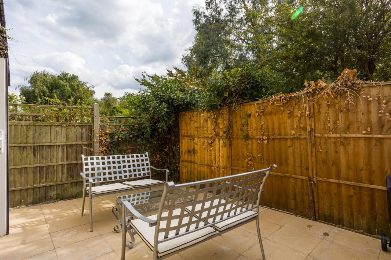 4 Bedroom House With Garden, Parking & 3 Mins Walking Distance From Train Station London Exterior foto