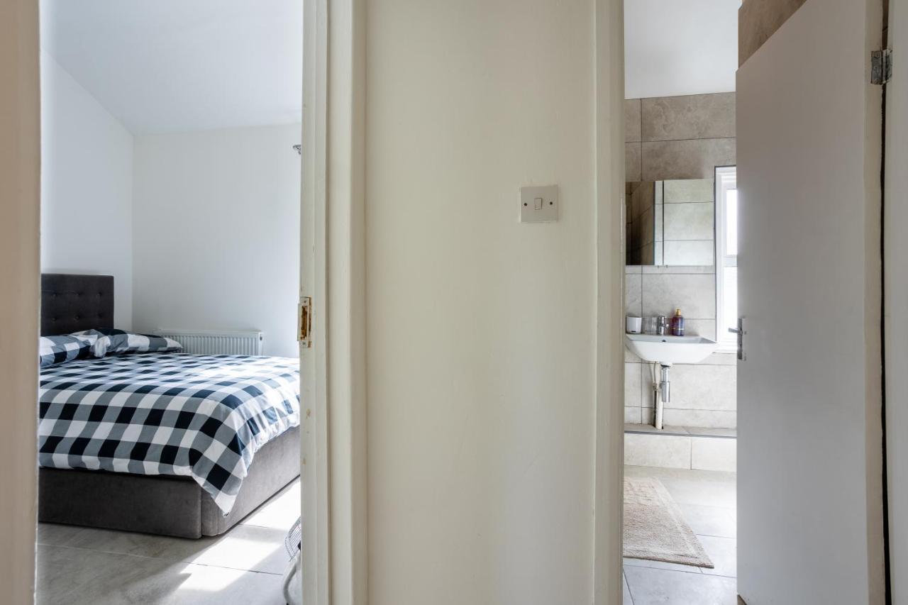 4 Bedroom House With Garden, Parking & 3 Mins Walking Distance From Train Station London Exterior foto