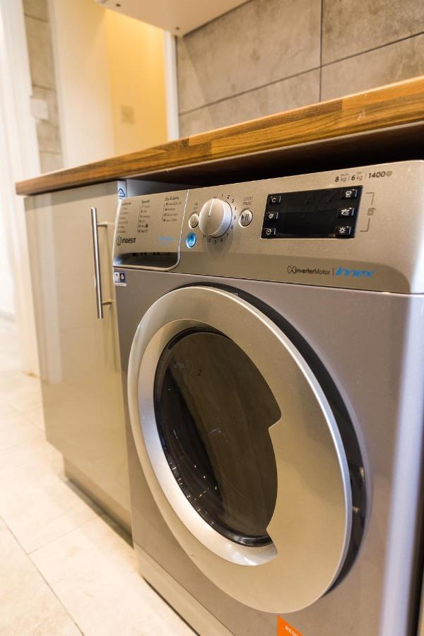 4 Bedroom House With Garden, Parking & 3 Mins Walking Distance From Train Station London Exterior foto
