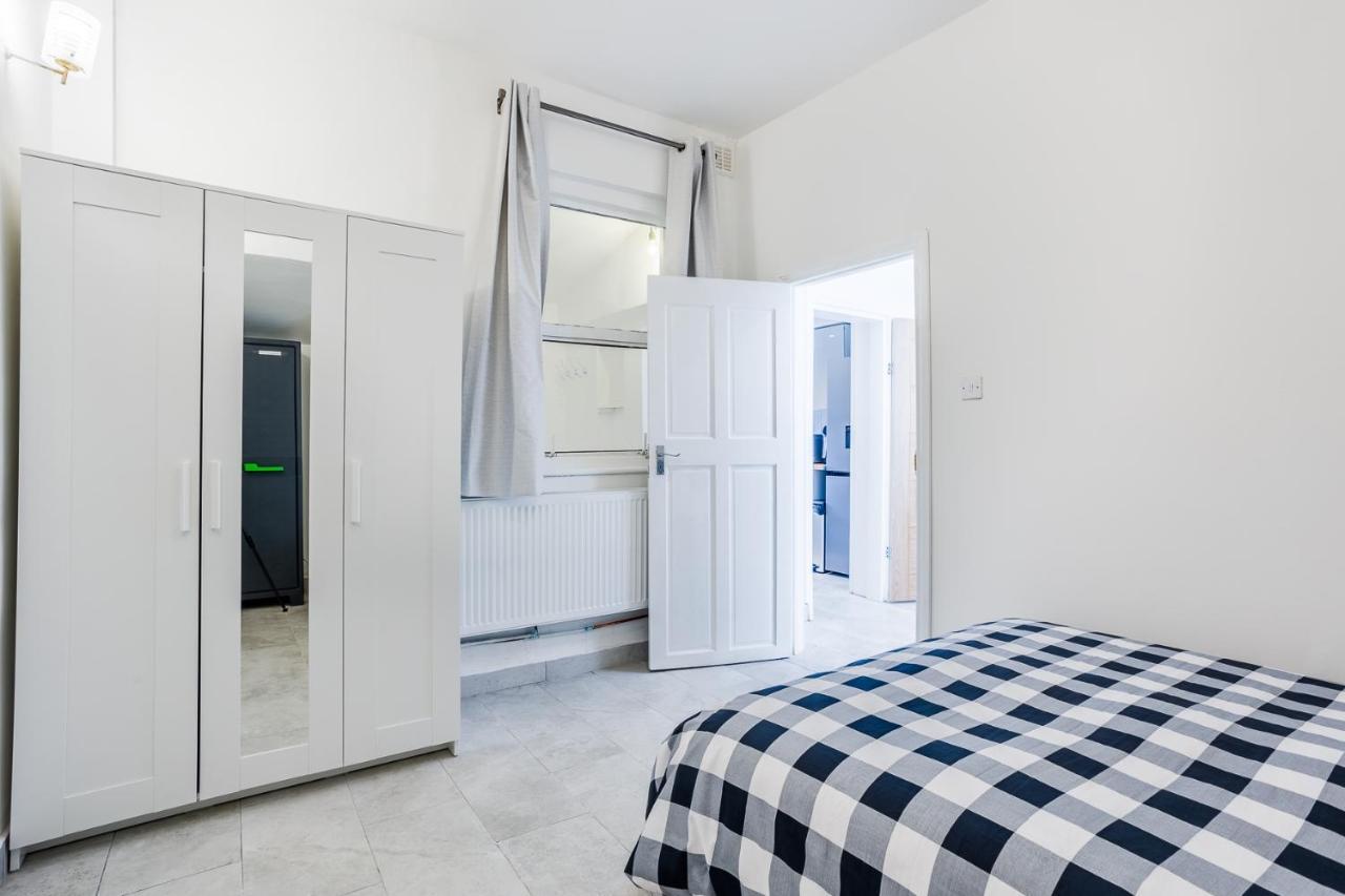 4 Bedroom House With Garden, Parking & 3 Mins Walking Distance From Train Station London Exterior foto