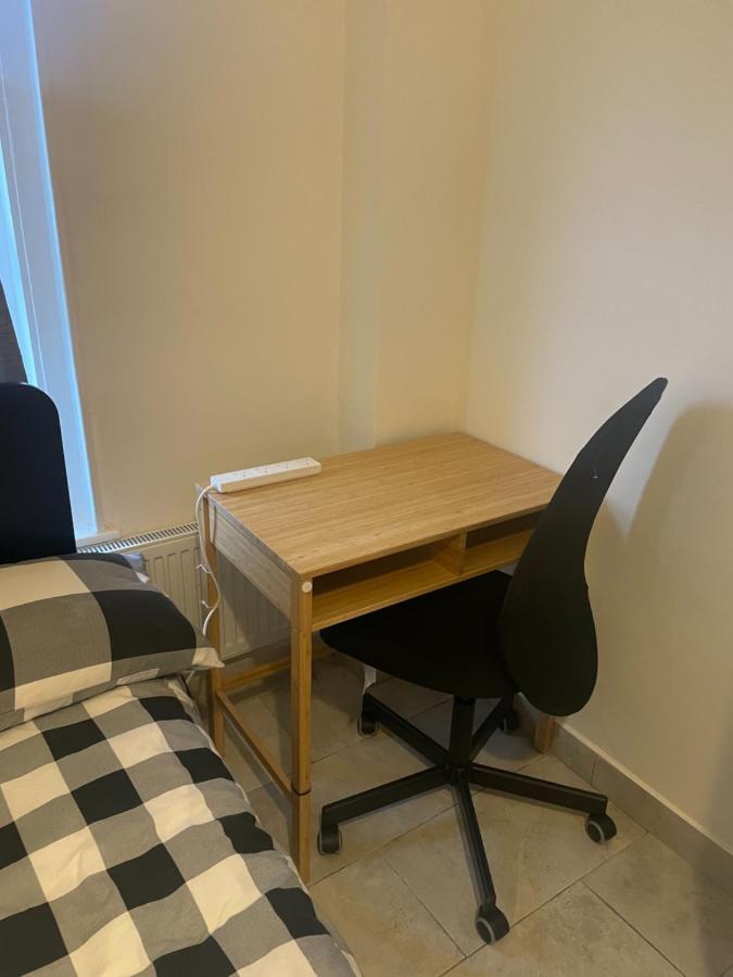 4 Bedroom House With Garden, Parking & 3 Mins Walking Distance From Train Station London Exterior foto