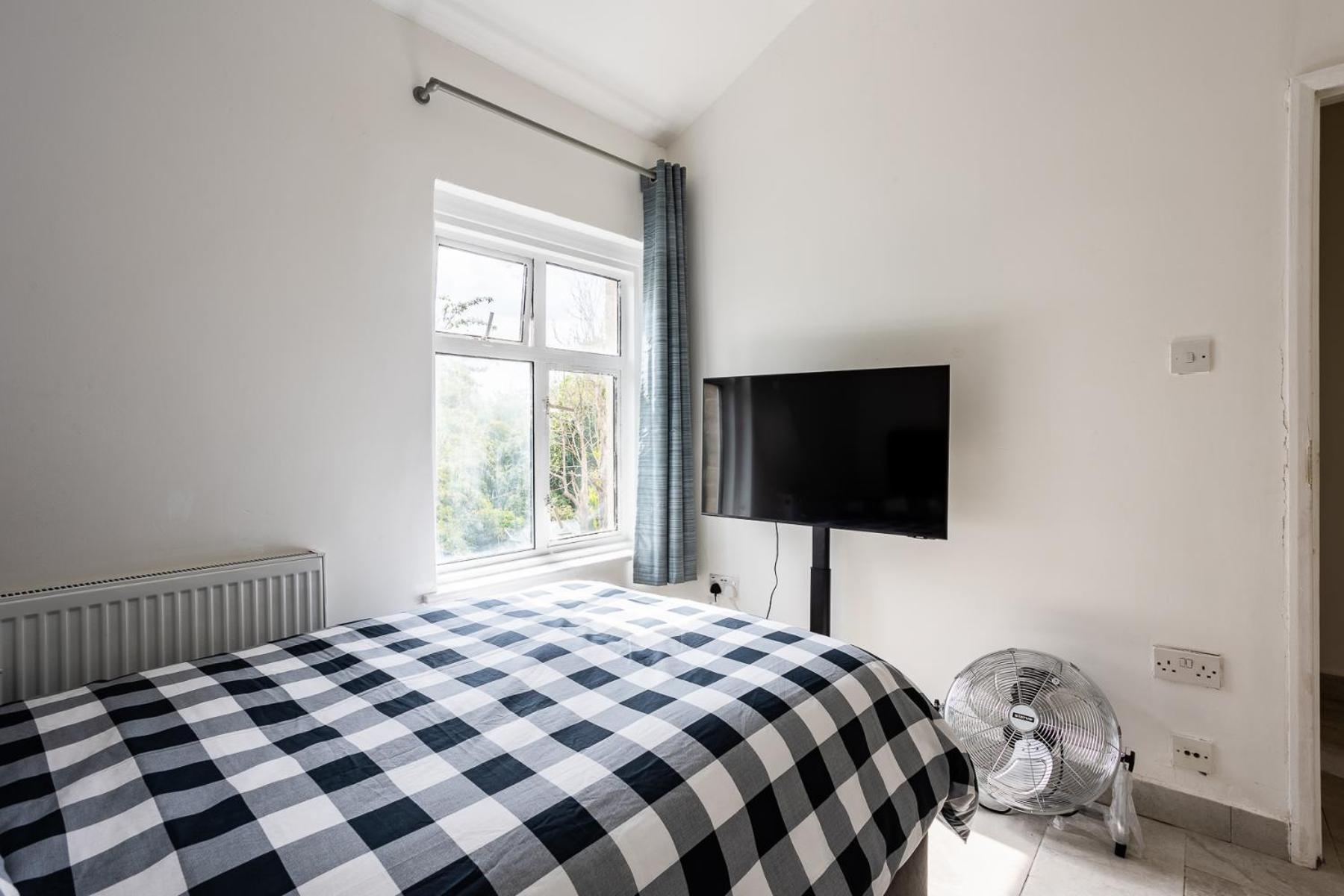 4 Bedroom House With Garden, Parking & 3 Mins Walking Distance From Train Station London Exterior foto